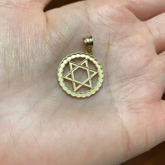 10K Gold Gold Jewish Star of David Circle Pendant - Picture 5 of 7